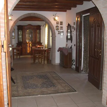 La Corte לינה וארוחת בוקר רוסולינה